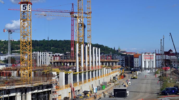 Česko letos roste rychleji, než analytici čekali. Ekonomiku táhnou hlavně domácnosti Česko letos roste rychleji, než analytici čekali. Ekonomiku táhnou hlavně domácnosti