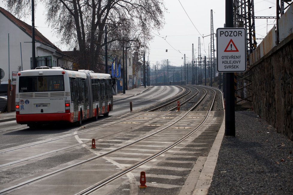 Dopravní řešení po rekonstrukci Nádražní ulice na pražském Smíchově (9. března 2021).