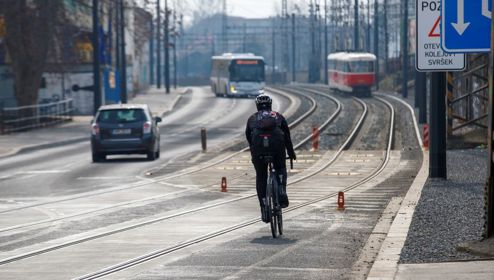 Dopravní řešení po rekonstrukci Nádražní ulice na pražském Smíchově (9. března 2021).