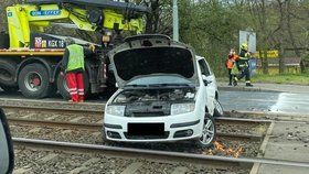 Tramvaj se na Plzeňské v Praze 5 srazila s osobním autem. (4. května 2021)