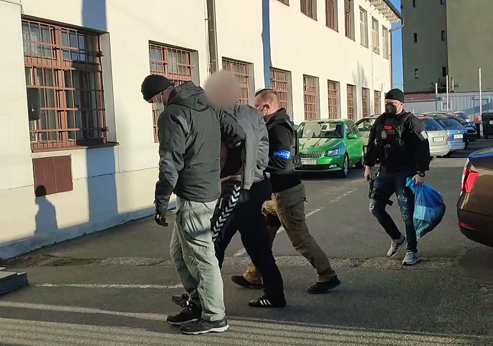 Policisté zadrželi lupiče, který přepadl banku na Smíchově.