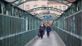 Lávka přes koleje u Smíchovského nádraží.