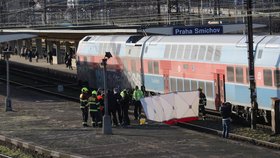 Teprve 15letá dívka zemřela po srážce s vlakem na pražském Smíchově. (7. února 2022)