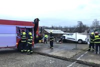 Auto prorazilo zábradlí a skončilo na zakotvené lodi! Řidiče postihly zdravotní komplikace