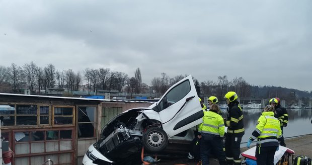 Auto na Smíchově skončilo bokem na zakotvené lodi. (6. prosince 2021)