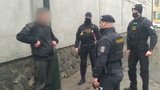 „Kradou tu kola,“ volal chlapec (7) policistům. V autě našli zfetovaného muže se zákazem řízení