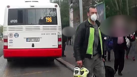 Muž rozbil na Smíchovském nádraží v Praze bruslemi dveře autobusu.