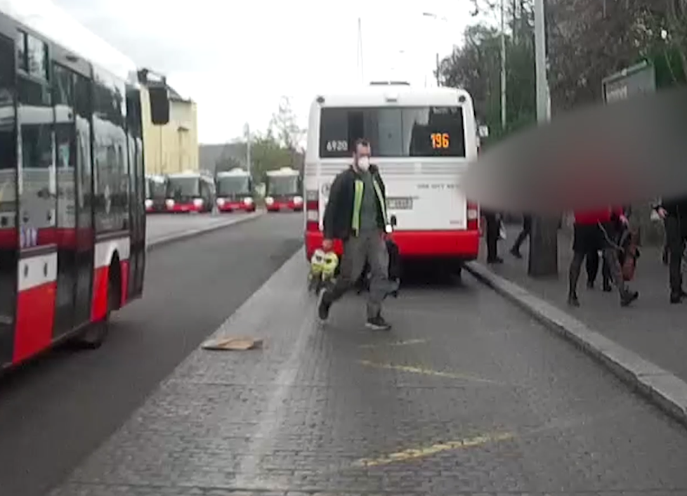 Muž rozbil na Smíchovském nádraží v Praze bruslemi dveře autobusu.