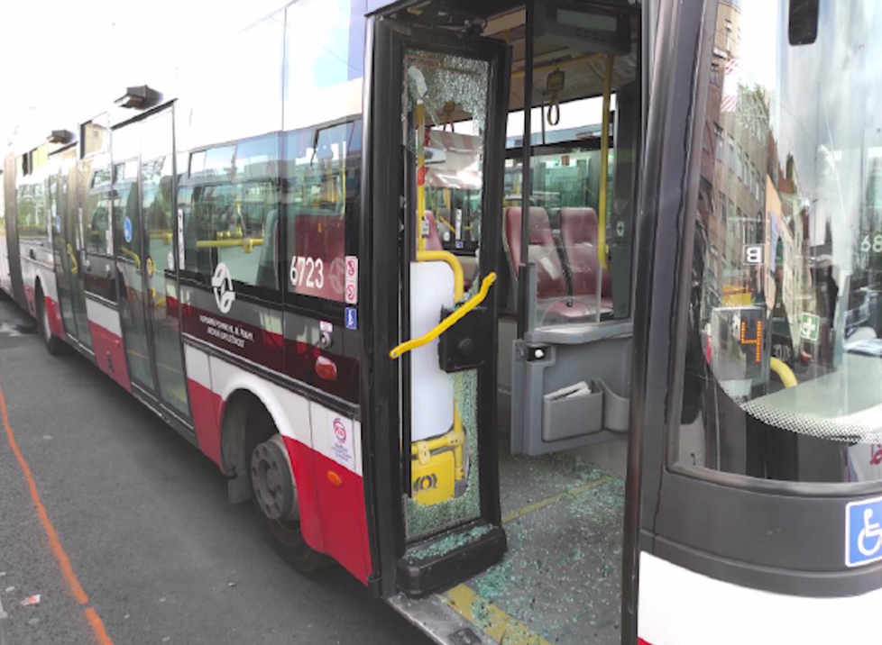 Muž rozbil na Smíchovském nádraží v Praze bruslemi dveře autobusu.