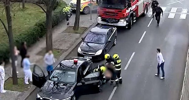 Kolaps řidiče u Smíchovského nádraží.