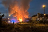 Lítý boj s plameny! Na Smíchovském nádraží hoří budova, 11 lidí museli evakuovat