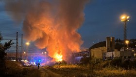 Požár budovy na Smíchovském nádraží.