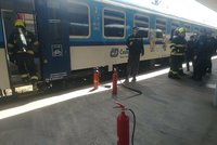 Problémy na Smíchovském nádraží: Zakouřený vagon, evakuovali 300 lidí