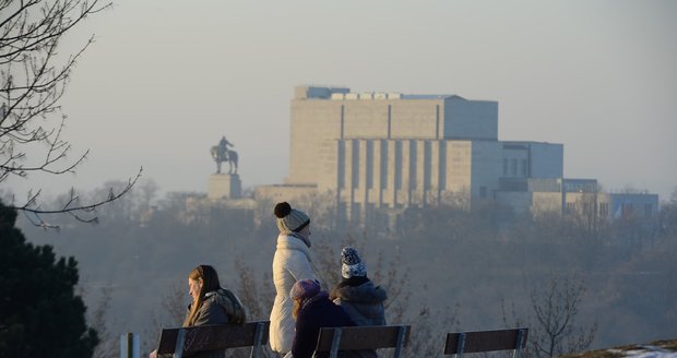V zimě trápí Pražany smog z automobilů.