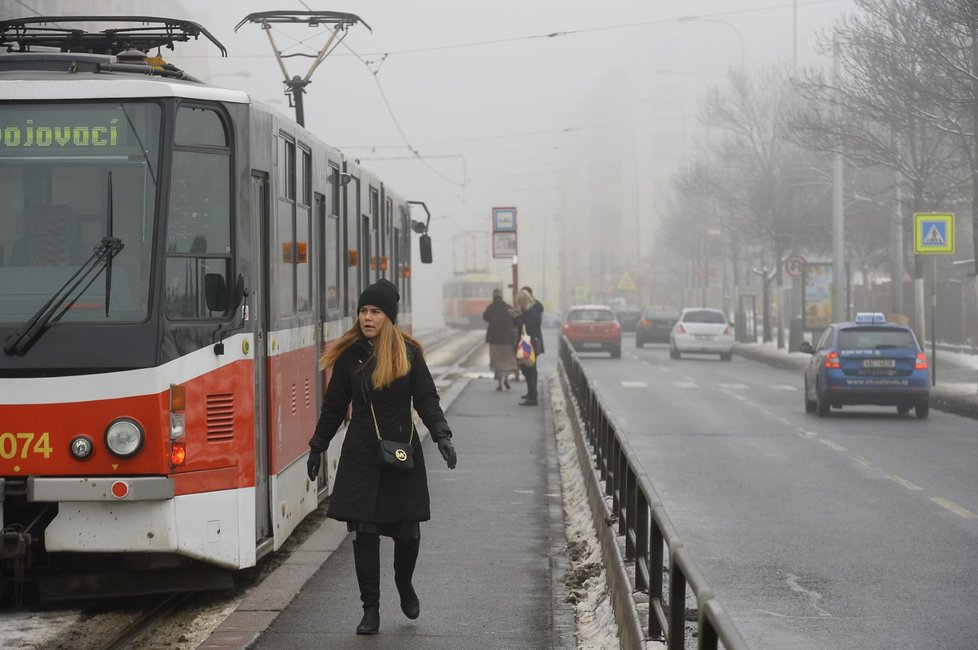 V zimě trápí Pražany smog z automobilů.