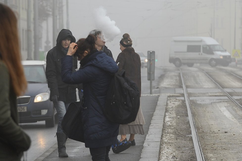 V zimě trápí Pražany smog z automobilů.