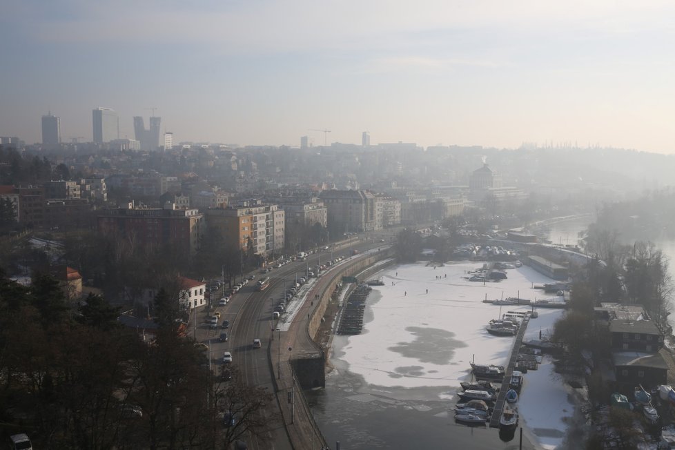 V zimě trápí Pražany smog z automobilů.