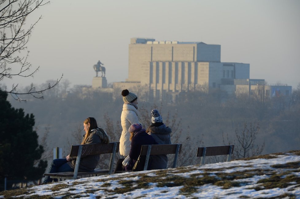 V zimě trápí Pražany smog z automobilů.