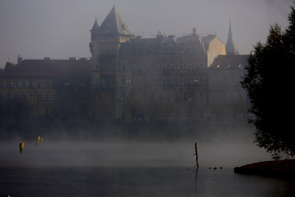 Takto vypadá Praha zahalená smogem.