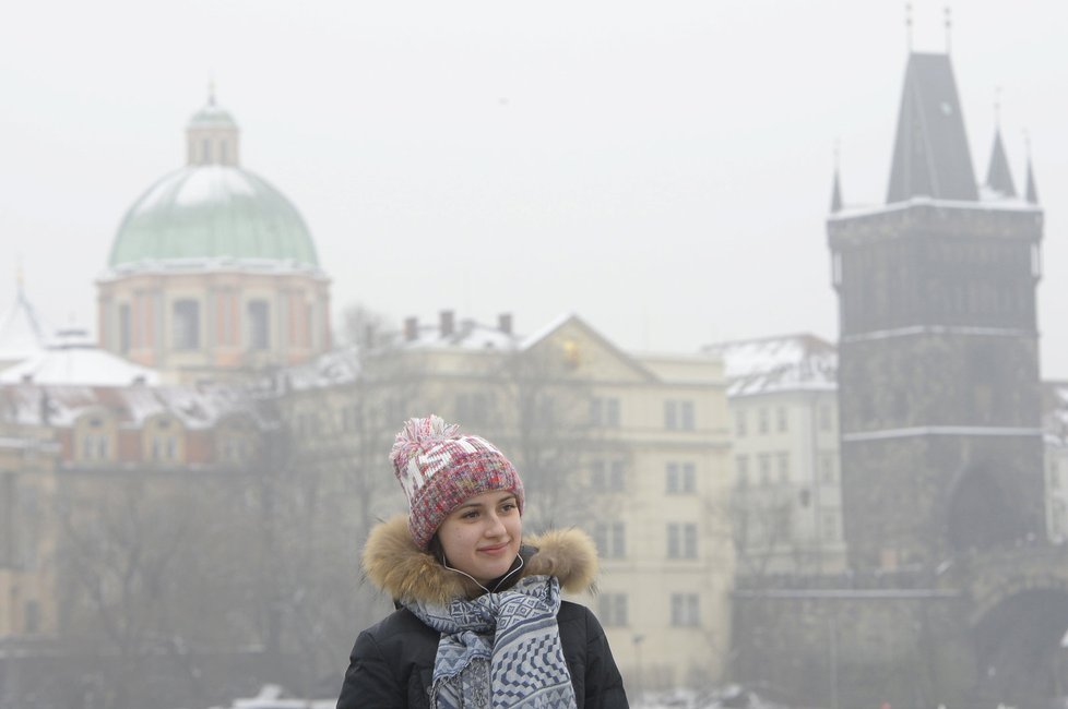 Takto vypadá Praha zahalená smogem.