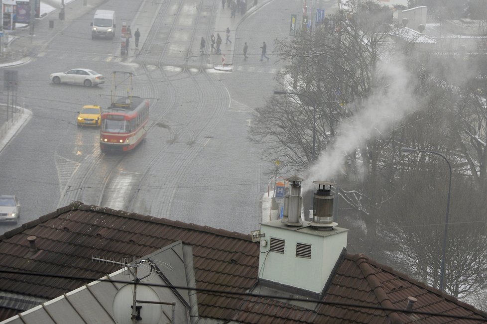 Takto vypadá Praha zahalená smogem.