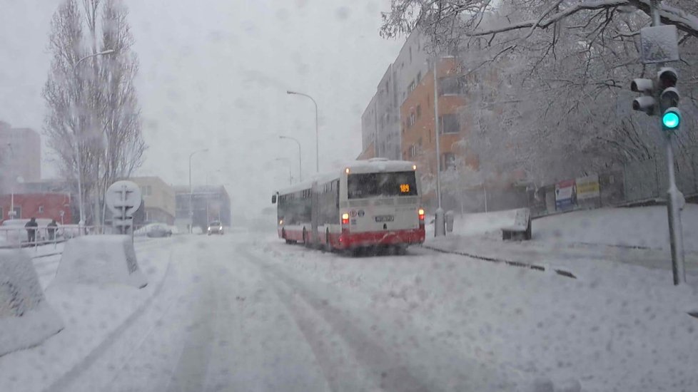 Na Prahu padly závěje sněhu. Na některých místech to velmi komplikuje dopravu.