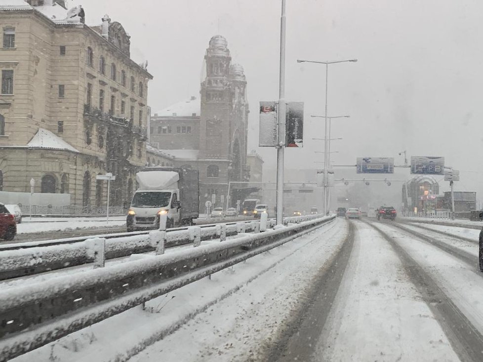 Na Prahu padly závěje sněhu. Na některých místech to velmi komplikuje dopravu.