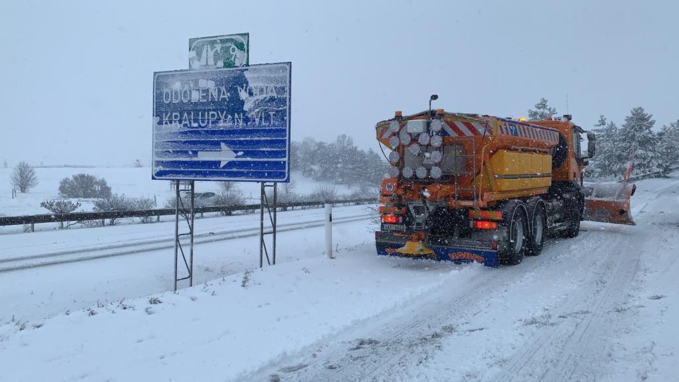 Dálnice D8 na 8. kilometru na Prahu je uzavřená. Provoz zde zablokovaly kamiony.