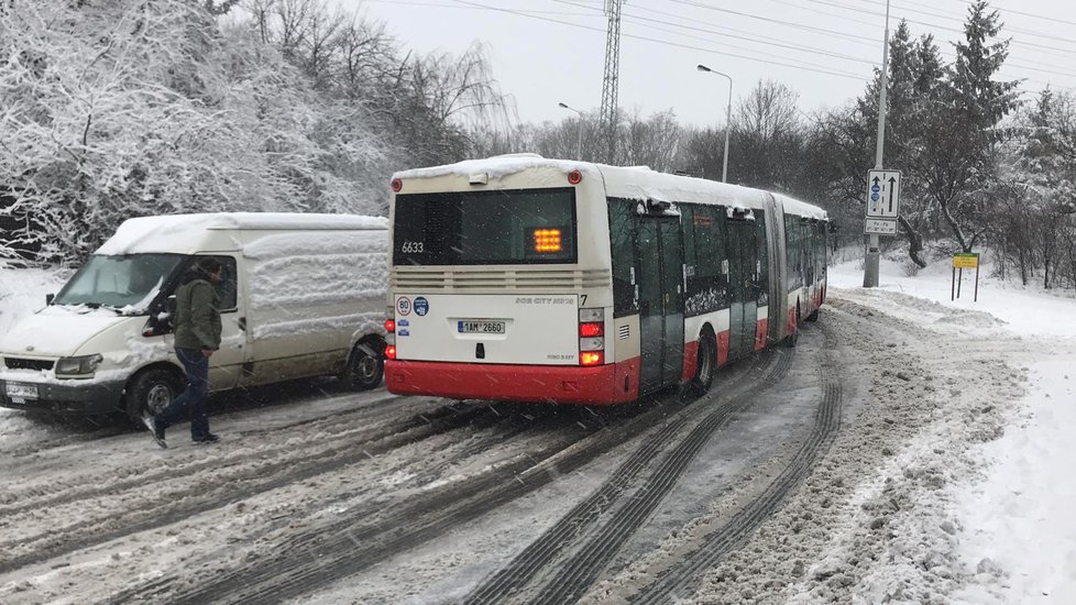 Sněhové sypače a pluhy upravují v Motole vozovku pro autobusy, které nemohou projet.