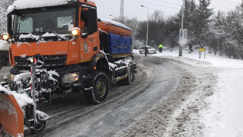 Sněhové sypače a pluhy upravují v Motole vozovku pro autobusy, které nemohou projet.