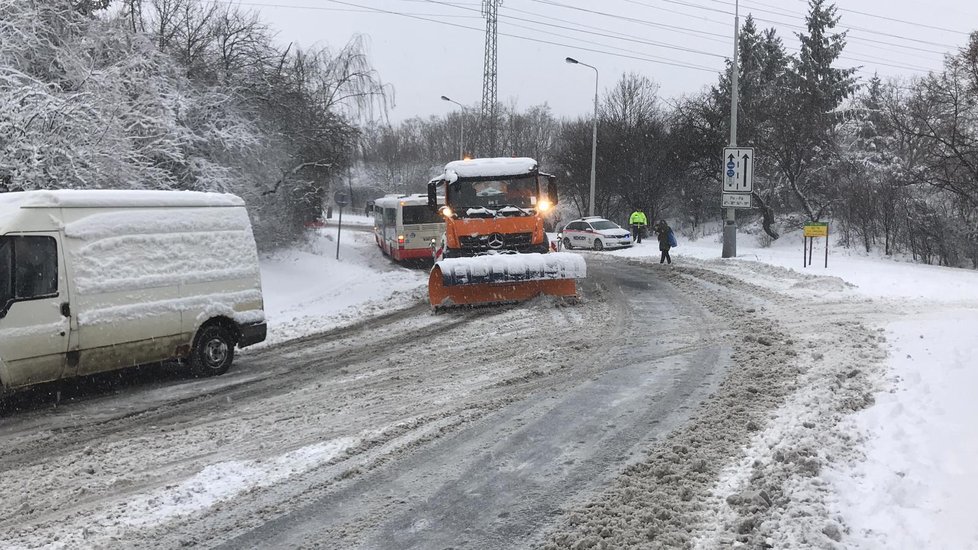 Sněhové sypače a pluhy upravují v Motole vozovku pro autobusy, které nemohou projet.