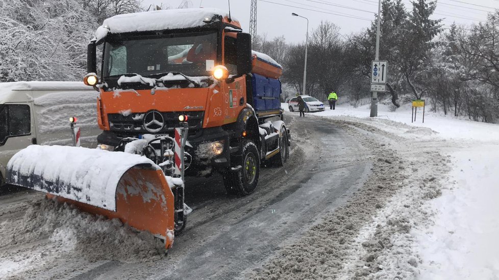 Sněhové sypače a pluhy upravují v Motole vozovku pro autobusy, které nemohou projet.