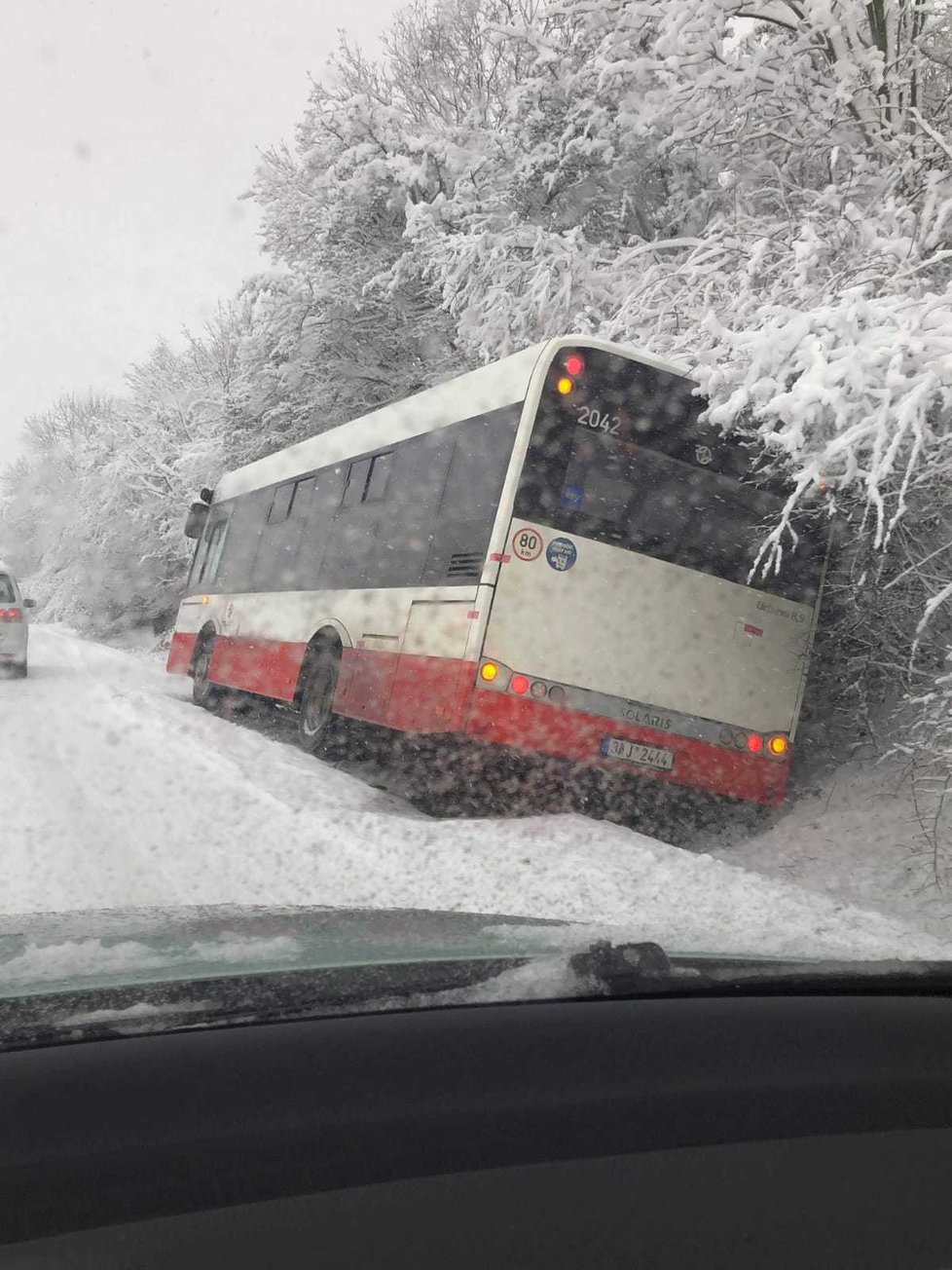 V serpentinách v Bohnicích skončil autobus v příkopu.