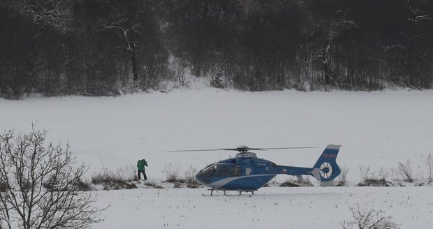 Dívka v Hostivaři spadla z koně, letěl pro ni vrtulník (8. února 2021).