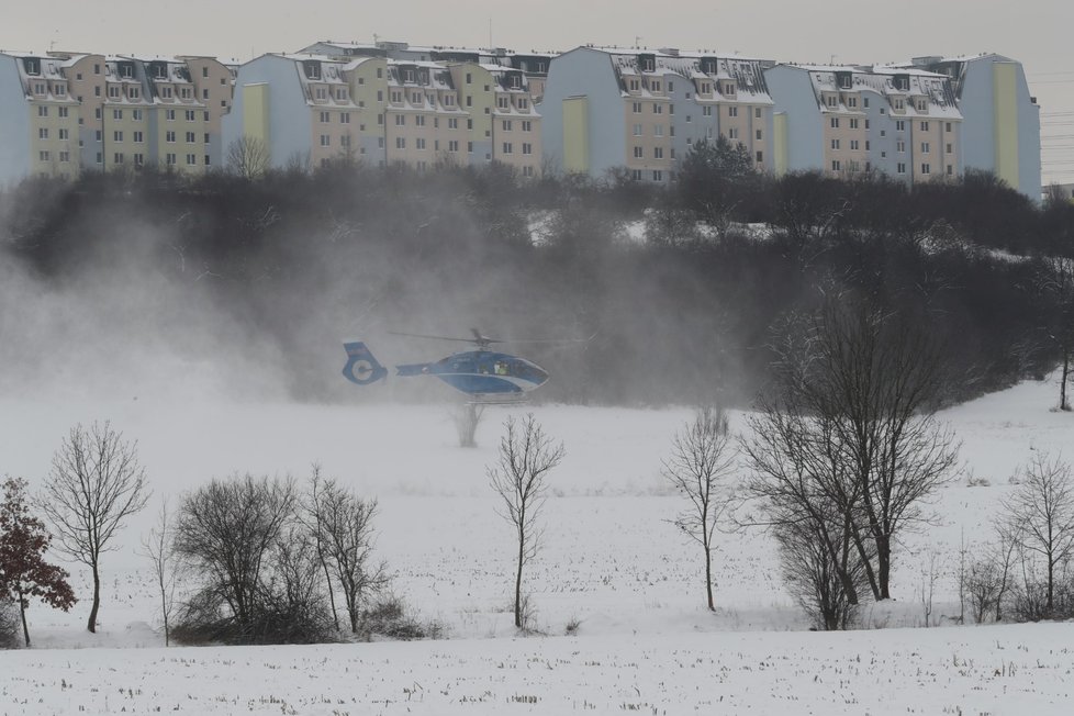 Dívka v Hostivaři spadla z koně, letěl pro ni vrtulník (8. února 2021).