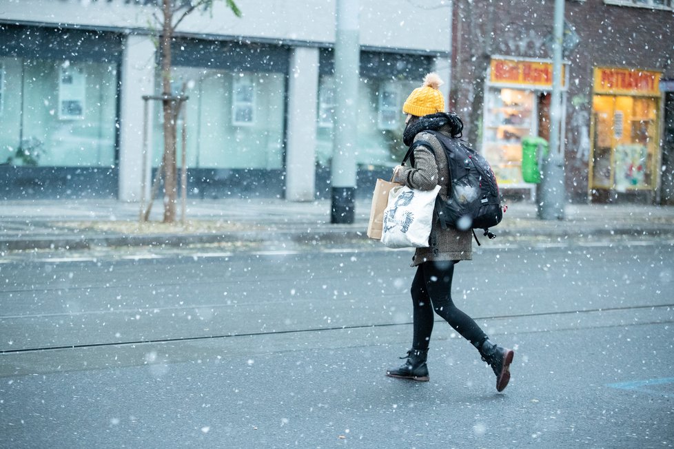 V pátek třináctého v Praze začalo i sněžit (13. 12. 2019).