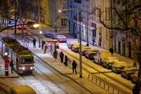 Husté sněžení komplikovalo dopravu v Česku. Vážná nehoda na Benešovsku a kolaps dopravy v Praze