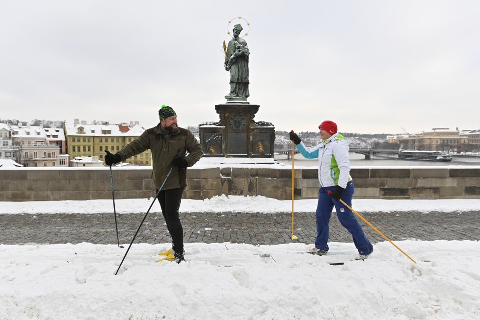 Sníh na Karlově mostě přilákal i běžkaře (8. února 2021).