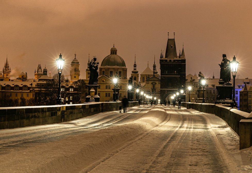 Sníh na Karlově mostě, 8. února 2021.