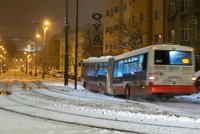 ŽIVĚ: Sněhová spoušť v Praze pokračuje! Potíže na železnici, zpožděné autobusy i tramvaje