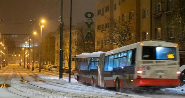 ŽIVĚ: Sněhová spoušť v Praze pokračuje! Potíže na železnici, zpožděné autobusy i tramvaje