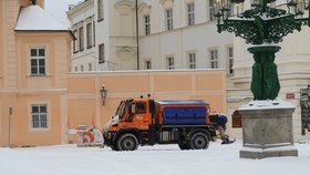 Veliké přípravy na zimu: Pražské služby nakoupí tuny posypových materiálů, firma vypsala tendr