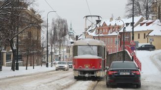 Kvůli sněhové kalamitě nevyjela část vlaků a uvízly kamiony. Autobusy v Praze i okolí měly problémy