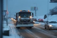 Neobvyklý jev nad Prahou! Městem se prohnala sněhová bouře s blesky, sníh komplikuje dopravu