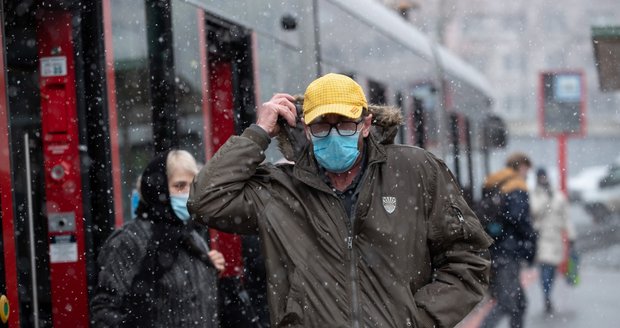 Roušky zamávaly s chřipkou v Praze! Lidé marodí mnohem méně, uvedla hygiena