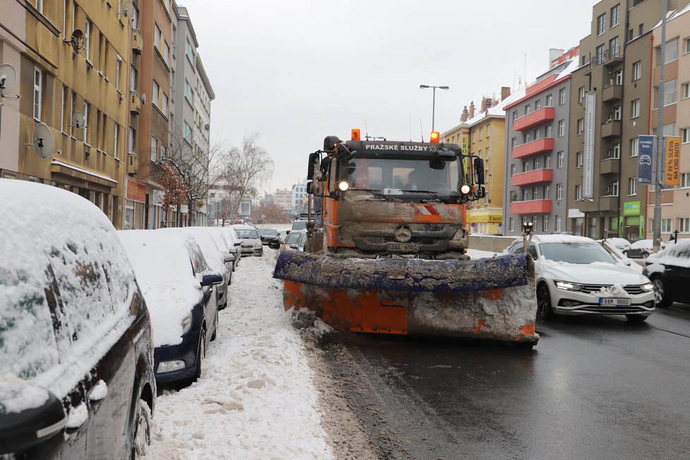Vůz Pražských služeb na magistrále urazil zrcátka několika stojícím vozům, 8. února 2021.