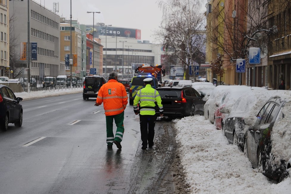 Vůz Pražských služeb na magistrále urazil zrcátka několika stojícím vozům, 8. února 2021.