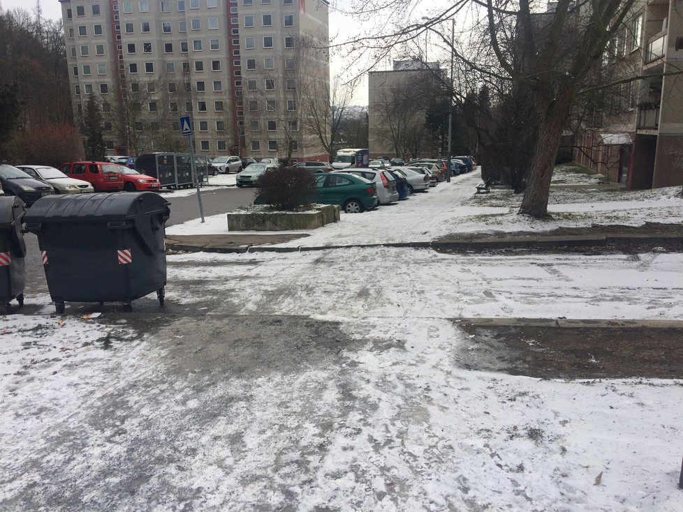 Neuklizené chodníky po Praze. TSK je nestíhá uklidit ani po více než týdnu a stížností lidí je ohromné množství.