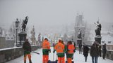 Sníh v Praze: Desítky sypačů vyrazily do ulic, silnice jsou mokré