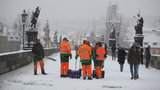 Sníh v Praze: Desítky sypačů vyrazily do ulic, silnice jsou mokré